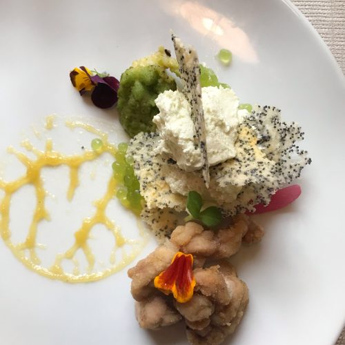 Animelle fritte alla romana con mille foglie di broccolo, cialde calda di grana e sesamo con e broccoletti ripassati