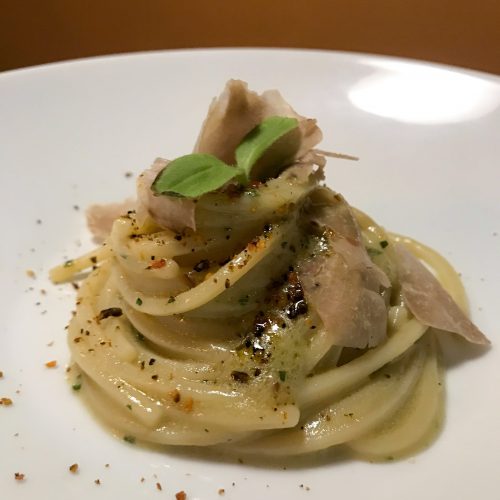 Spaghetto alla crema di ostriche polvere di cozze e tartufo bianco con crumble di nocciole