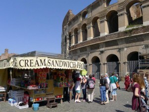Ambulanti davanti al Colosseo