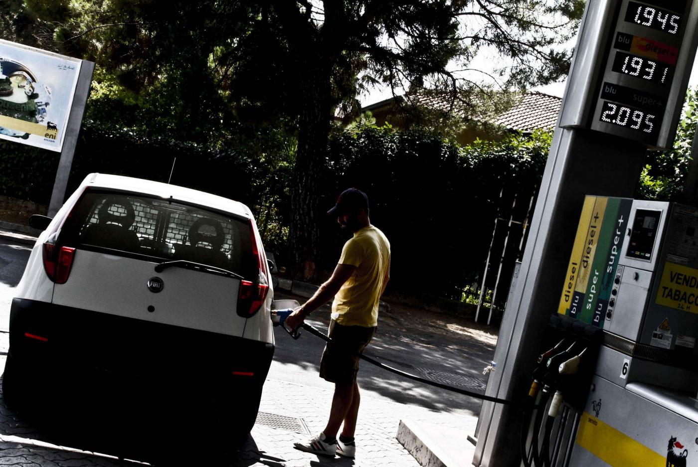 Spada – LaPresse23 08 2012CronacaBenzina ad oltre 2 euro al litro ,massimo storiconella foto: una pompa di benzina con il prezzo superiore ai due euro