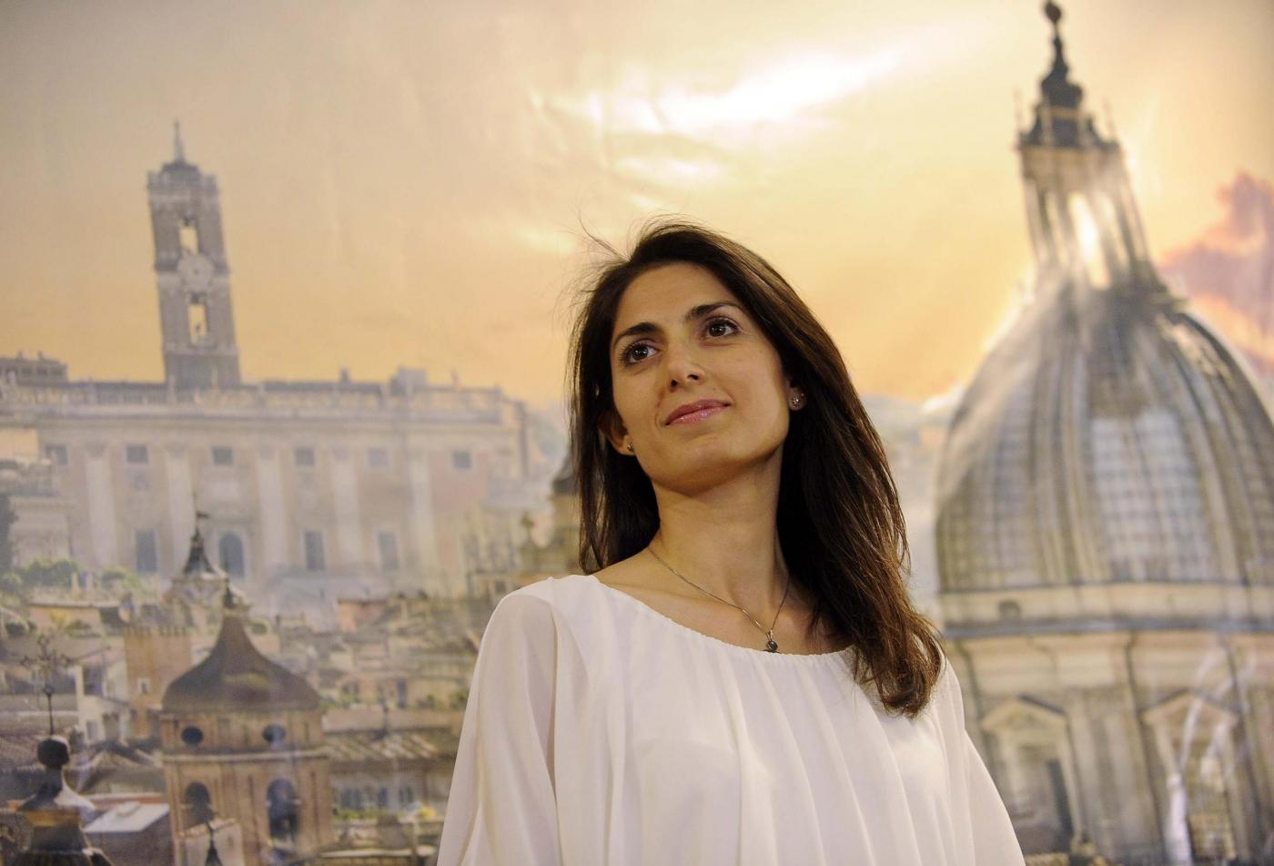 Virginia Raggi nella prima conferenza stampa da sindaco di Roma