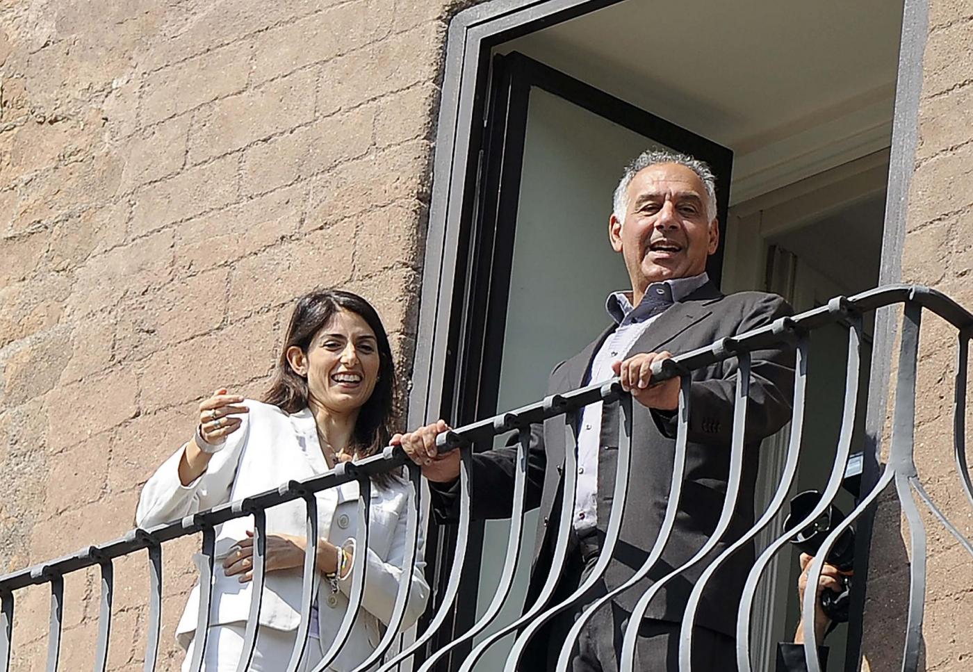 Virginia Raggi e James Pallotta si affacciano al balcone di Palazzo senatorio
