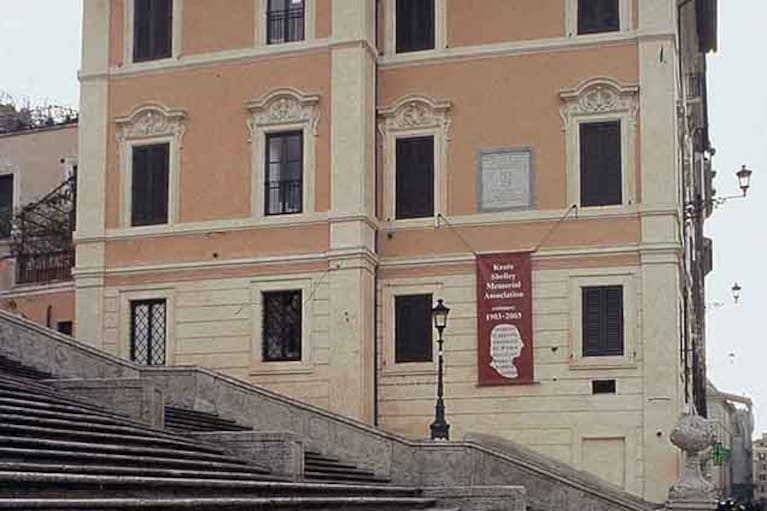 Esterno della Keats Shelley House in piazza di Spagna a Roma