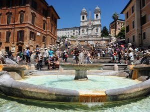 Piazza di Spagna a Roma, con alle spalle la scalinata di Trinità dei Monti e la Barcaccia avanti
