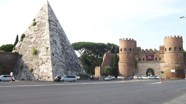 La Piramide Cestia a Roma