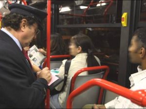 Un controllore Atac al lavoro su un bus di Roma