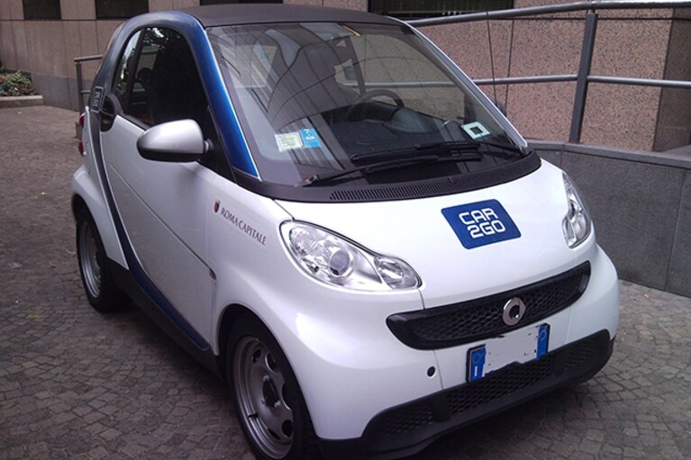 Vettura del servizio "Car2Go" di Car Sharing di Roma Capitale (Wikipedia).