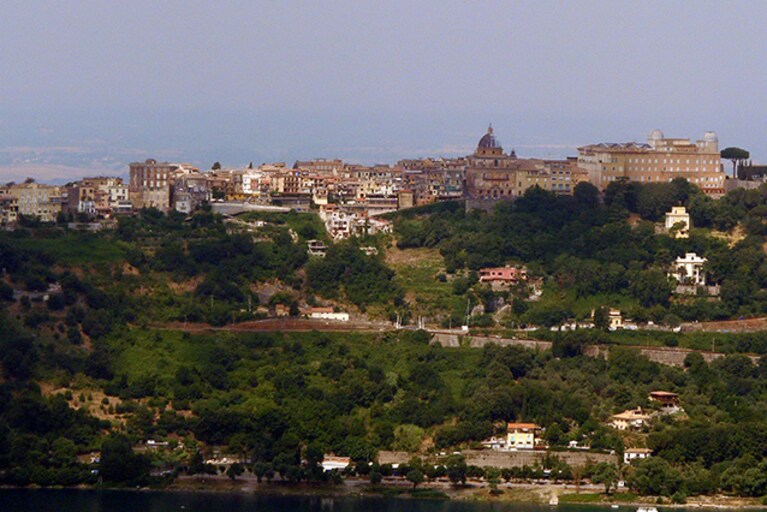 Vista di Castel Gandolfo dal Lago di Albano (Wikipedia).