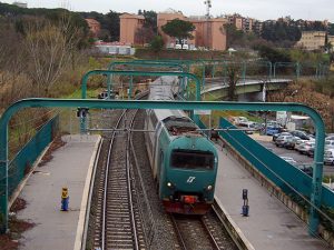 Treno in transito in una stazione della linea FL3 (Wikipedia).