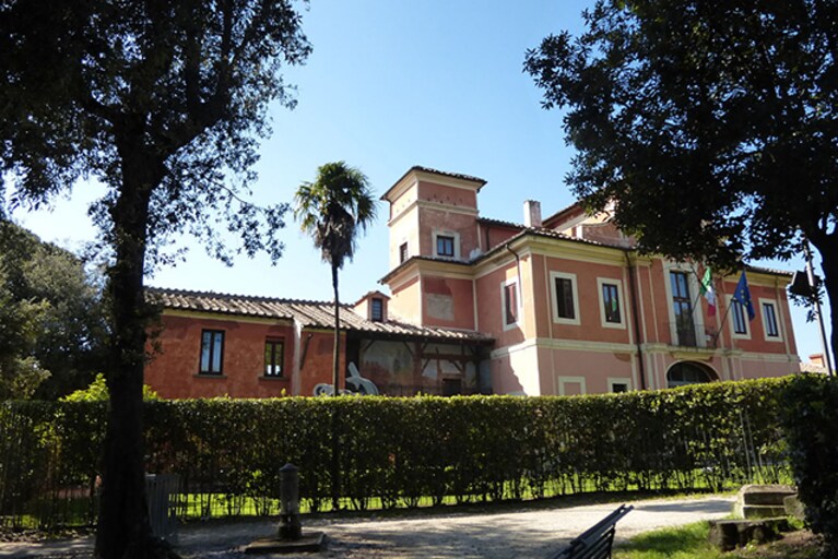 Esterno di Villa Carpegna (Wikipedia).