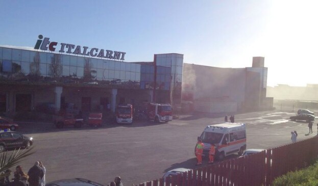 Vigili del fuoco a lavoro al centro ’Italcarni’ di Aprilia. Foto da aprilianews.it