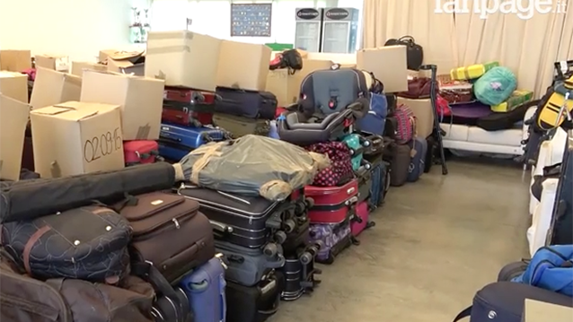 Le immagini di Fanpage.it all'asta delle valige smarrite all'aeroporto di Fiumicino.
