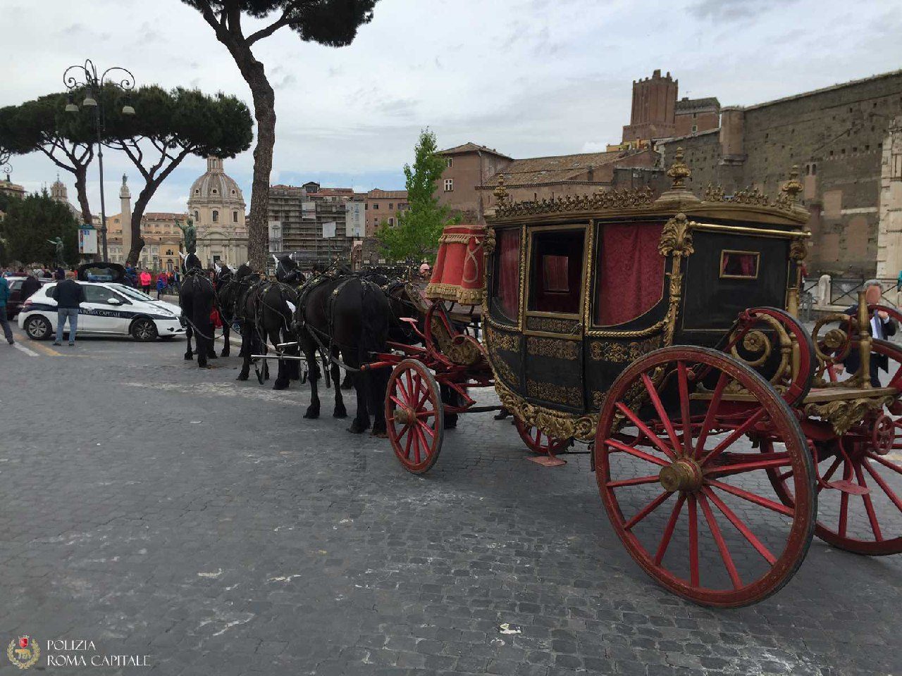 La carrozza d’epoca fermata dai vigili