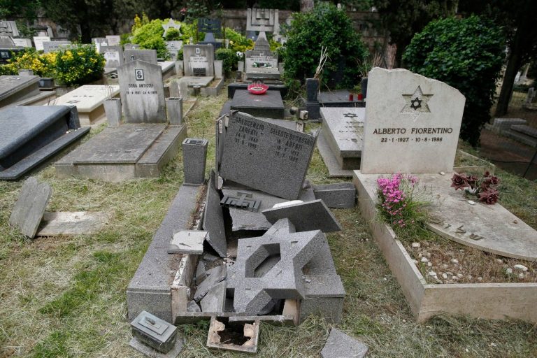 Tombe distrutte al cimitero del Verano