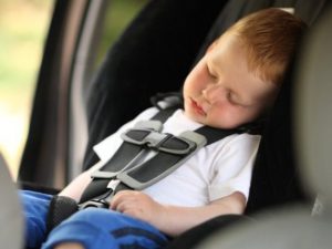 Un bambino in auto su un seggiolino (Immagine di repertorio)