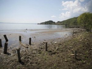 Il livello dell’acqua del lago di Bracciano a Trevignano Romano – LaPresse