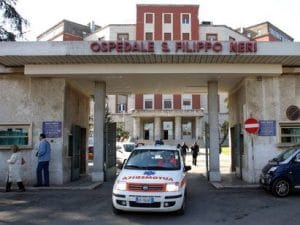 Deceduto in ospedale per arresto cardiaco, i parenti danneggiano le auto davanti all’ospedale San Filippo Neri.
