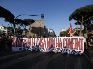 Un momento del corteo di sabato scorso contro gli sgomberi
