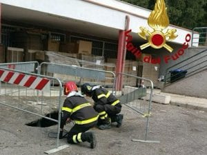 Vigili del fuoco a lavoro per mettere in sicurezza l’area