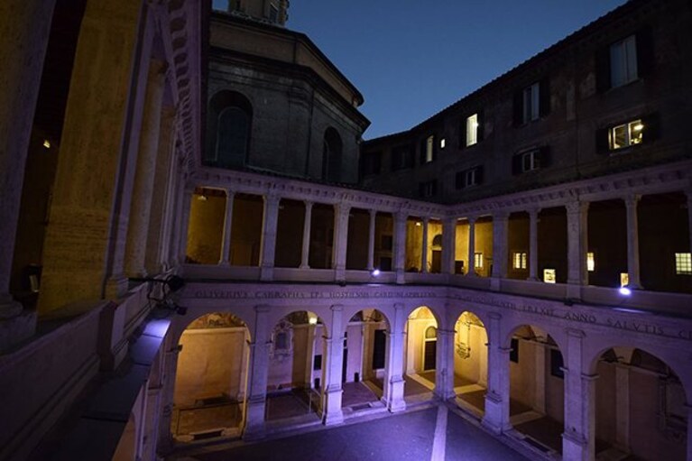 Esterno del Chiostro del Bramante di sera (Facebook).