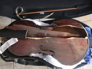 La viola antica della musicista Myrna Herzog completamente distrutta dopo un volo con Alitalia da Rio a Fiumicino