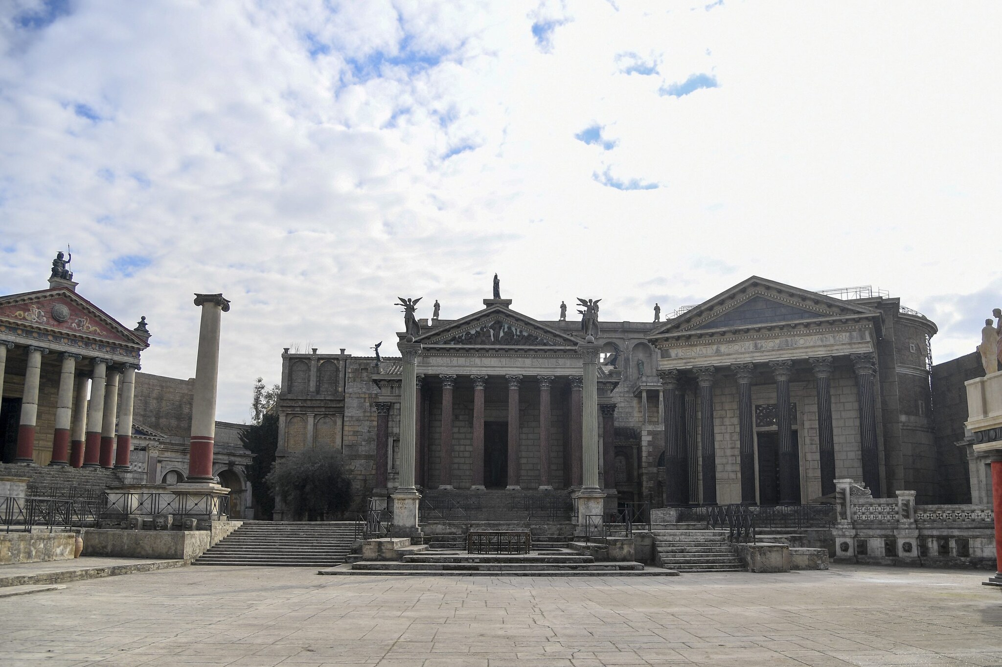 Uno dei set cinematografici costruiti all’interno di Cinecittà