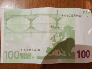 I cento euro falsi consegnati al titolare di un centro estetico alla Balduina