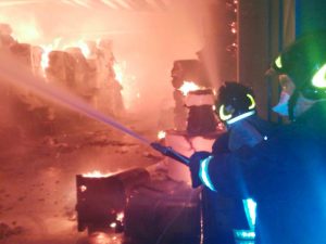 In fiamme una cartiera a Pomezia. L’intervento dei vigili del fuoco