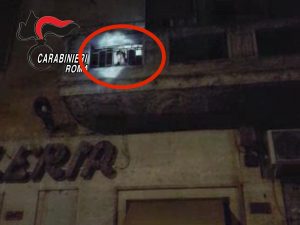 Il ladro sul balcone di un appartamento a Torpignattara, Roma