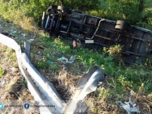 Automobile si ribalta sulla Pontina – foto Twitter Astral Infomobilità