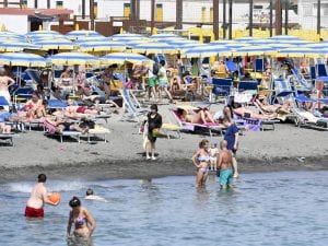 foto di repertorio – la spiaggia di Ostia