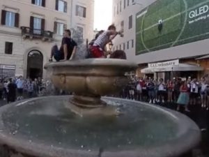 La fontana di Campo de ’Fiori presa d’assalto dai tifosi francesi per festeggiare la vittoria ai Mondiali in Russia
