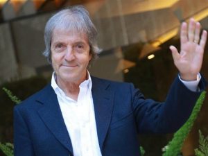 Carlo Vanzina mentre saluta i suoi fan