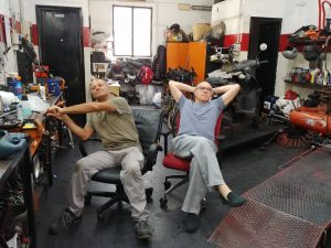 Foto di Carlo Verdone su Facebook – Carlo Verdone nell’officina di ’er modifica’ a Monteverde