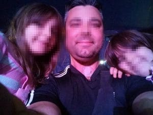 Il papà con le due sorelline di Nettuno. Una di loro, la più grande è morta