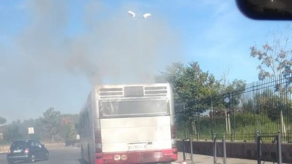 Il bus Atac in fiamme in via Cortina D’Ampezzo, zona Camilluccia
