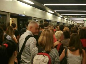 La banchina affollata della metro C