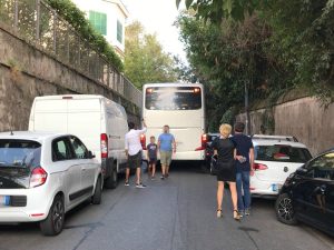 Pullman incastrato tra le auto parcheggiate blocca via Aurelia Antica