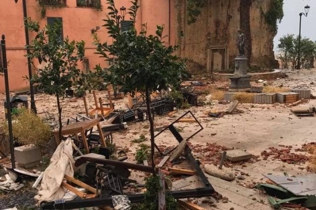 Il centro storico di Terracina distruttto dalla tromba d’aria. Foto Facebook