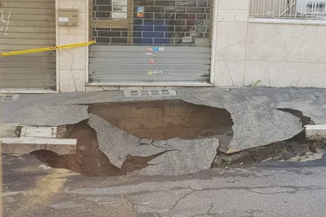 La voragine in via Cesio Basso – Foto Facebook