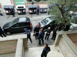 Le immagini dello sgombero nell’appartamento di Vincenzo Spada