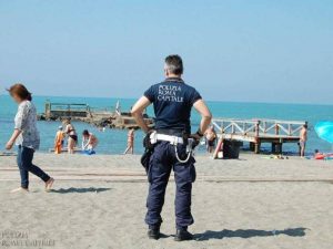 Vigili in spiaggia ad Ostia – foto Coro di Polizia Locale Roma Capitale