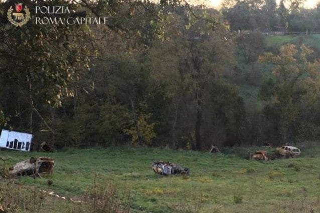 Cimitero di auto bruciate a Castel Romano