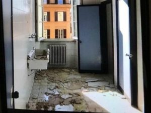 Il controsoffitto caduto a seguito delle perdite dal soffitto nel liceo Virgilio di Roma (Foto Collettivo Autorganizzato Virgilio)