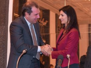 Daniele Gatti e Virginia Raggi alla presentazione del nuovo direttore musicale del Teatro dell’Opera di Roma (La Presse)