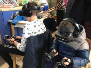 I bambini impegnati nel "Viaggio tra le stelle con la realtà virtuale" organizzato da Cuore Digitale al Bambin Gesù