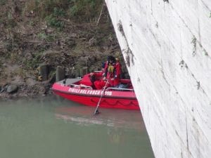 Immagine di repertorio: vigili del fuoco nel Tevere
