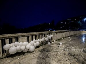 Palloncini bianchi a Ponte Testaccio (Foto: LaPresse)