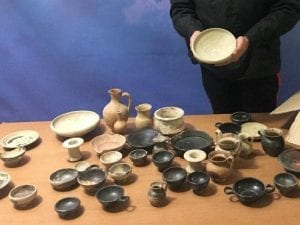 I carabinieri sequestrano 43 reperti archeologici provenienti da una tomba romana