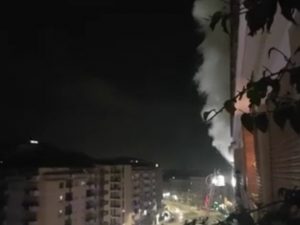 L’incendio nell’appartamento di via Tiburtina (Foto dal gruppo Facebook Beltramelli–Meda–Portonaccio)